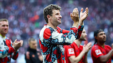 Thomas Müller applaudiert mit seinen Kollegen den Fans des FC Bayern nach dem Spiel in Leipzig