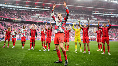 Thomas Müller tanzt nach dem Spiel bei RB Leipzig zusammen mit seinen Kollegen vor der Kurve