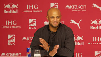 Vincent Kompany auf der Pressekonferenz nach dem Bundesliga-Spiel des FC Bayern bei RB Leipzig