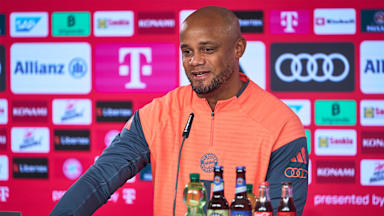 Vincent Kompany im Pressetalk des FC Bayern