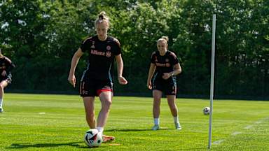 Carolin Simon mit Ball am Fuß und Georgia Stanway im Hintergrund beim Training der FC Bayern Frauen.