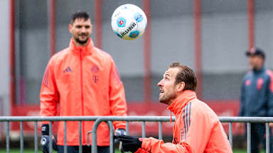 Harry Kane beim Kopfball im Fußballtennis im Training des FC Bayern
