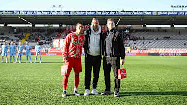 Timo Kern, Markus Weinzierl und Angelo Brückner posieren vor den FC Bayern Fans.