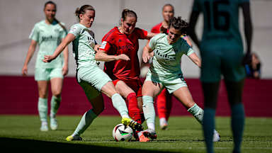 Sydney Lohmann wird von zwei Spielerinnen der SGS Essen in die Zange genommen