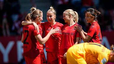 Sydney Lohmann, Giulia Gwinn, Pernille Harder und Momoko Tanikawa bejubeln zusammen das Tor zum 2:0
