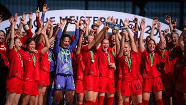 Die FC Bayern Frauen halten die Schale in die Höhe