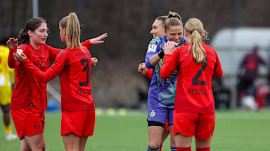 Gruppenbild der FC Bayern Frauen II beim Abklatschen vor dem Spiel