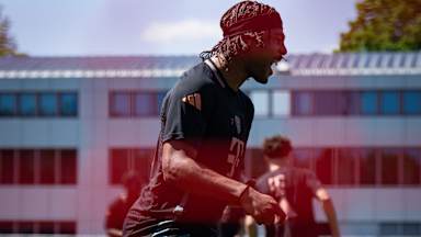 Serge Gnebry jubelt im Training des FC Bayern