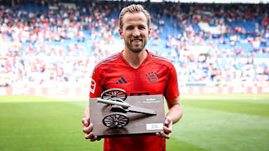 FC Bayerns Harry Kane mit der Torjägerkanone für den erfolgreichsten Torschützen der Bundesliga-Saison 2024/25