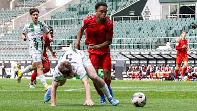 Chivano Wijks von der FCB-U17 im Zweikampf.