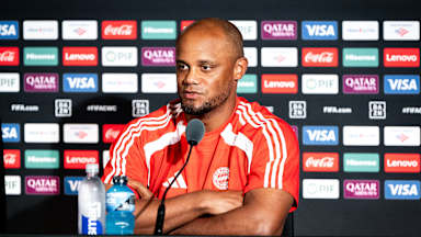 Vincent Kompany auf der Pressekonferenz in Cincinnati