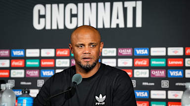 Vincent Kompany auf der Pressekonferenz nach dem Klub-WM-Spiel des FC Bayern gegen Auckland City FC