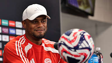 Vincent Kompany spricht auf der PK vor dem Spiel gegen Boca Juniors