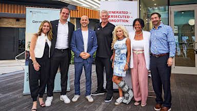 Teilnehmer bei der Eröffnung der Wanderausstellung „Der FC Bayern im Nationalsozialismus: Opfer, Mitläufer, Täter“ in Miami um FC Bayern-Legende Stefan Effenberg