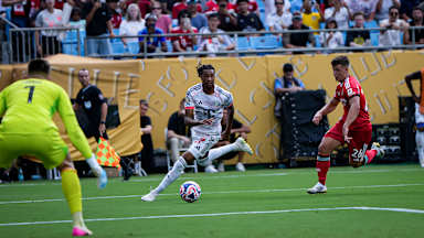 Michael Olise mit Ball im Fuß im Strafraum im Spiel des FC Bayern gegen Benfica Lissabon bei der Klub-WM