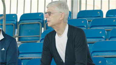 Arsene Wenger schaut beim Training des FC Bayern in Orlando zu