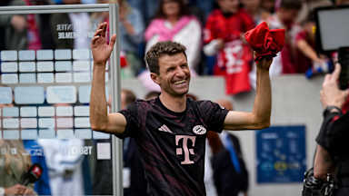 Thomas Müller lachend nach seinem letzten Bundesliga-Spiel für den FC Bayern