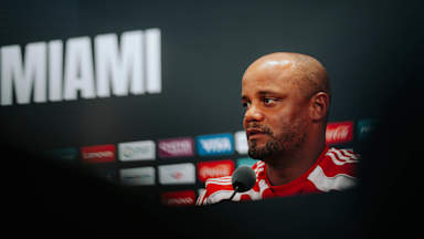 Vincent Kompany auf der Pressekonferenz des FC Bayern