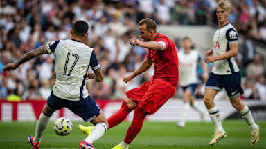 Harry Kane setzt im Testspiel des FC Bayern gegen Tottenham Hotspur zum Torschuss an.