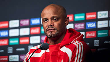 Vincent Kompany auf der Pressekonferenz des FC Bayern