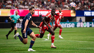 Khvicha Kvaratskhelia und Dayot Upamecano im Zweikampf im Klub-WM-Spiel zwischen dem FC Bayern und Paris Saint-Germain