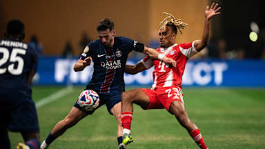 Sacha Boey und Khvicha Kvaratskhelia im Klub-WM-Spiel zwischen dem FC Bayern und Paris Saint-Germain