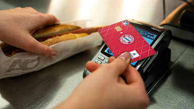 Ein Kunde zahlt an einer Station der Allianz Arena mit EC-Karte.