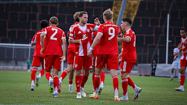 Benno Schmitz und seine Teamkollegen bejubeln ein Tor im Spiel der FC Bayern Amateure beim FC Augsburg II