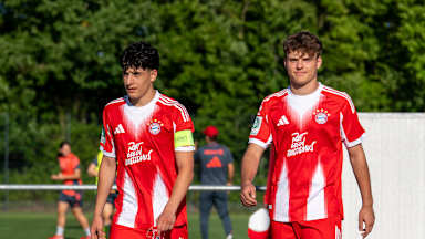 Deniz Ofli und Moritz Göttlicher im Trikot des FC Bayern.