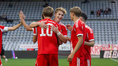 Die FC Bayern Amateure bejubeln ein Tor im Heimspiel gegen den TSV Buchbach.