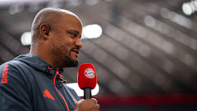 Vincent Kompany im Interview vor Anpfiff des Testspiels des FC Bayern gegen Olympique Lyon