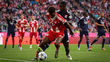 Kingsley Coman im Zweikampf im Testspiel zwischen dem FC Bayern und Olympique Lyon