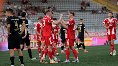 Die FC Bayern Amateure bejubeln einen Treffer im Heimspiel.