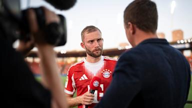 Konrad Laimer im Gespräch mit Lukas Strickner am Mikrofon von FC Bayern TV PLUS