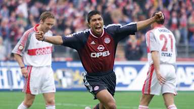 Giovane Elber jubelt im FC Bayern-Trikot gegen den VfB Stuttgart