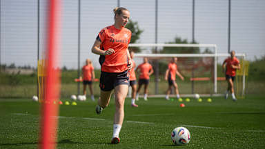 Franziska Kett beim Training mit Ball.