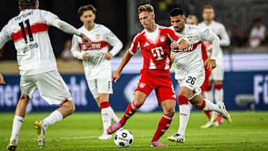 Joshua Kimmich alleine gegen drei während des Franz Beckenbauer-Supercup zwischen dem VfB Stuttgart und dem FC Bayern