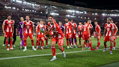 Tom Bischof vom FC Bayern jubelt mit der Supercup-Trophäe nach dem Spiel beim VfB Stuttgart.