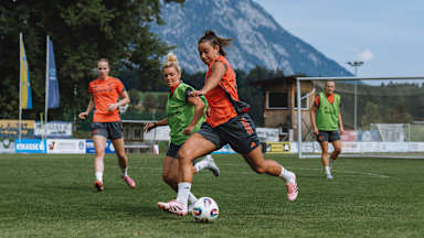 Lena Oberdorf mit dem Ball am Fuß im Zweikampf mit Linda Dallmann.