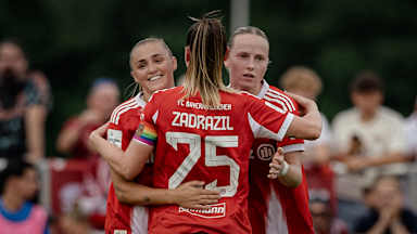 Franziska Kett, Georgia Stanway und Sarah Zadrazil jubeln während des Testspiels der FC Bayern Frauen gegen den FC Zürich