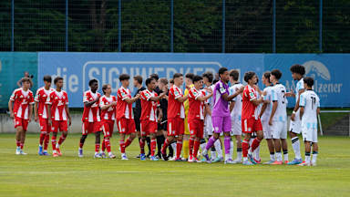 Teamaufstellung vor dem Spiel der U19 des FC Bayern beim TSV 1860