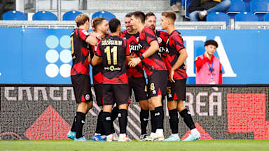 Die Spieler des SV Wehen Wiesbaden bejubeln ein Tor.