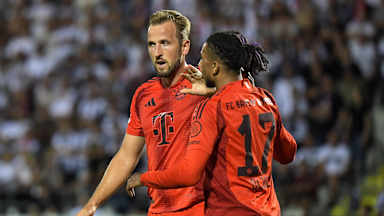 Harry Kane und Michael Olise bejubeln ein Tor des FC Bayern im DFB-Pokalspiel gegen den SSV Ulm.