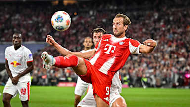 Harry Kane saugt den Ball runter während des Bundesligaauftakts zwischen dem FC Bayern und RB Leipzig