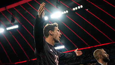 Leon Goretzka feiert mit seinen Teamkollegen vor der Fankurve nach dem Heimsieg gegen RB Leipzig beim Bundesligaauftakt