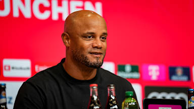 Vincent Kompany auf der Pressekonferenz nach dem Bundesliga-Spiel des FC Bayern gegen RB Leipzig
