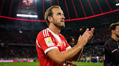 Harry Kane feiert mit seinen Teamkollegen vor der Südkurve nach dem 6:0-Auftaktsieg des FC Bayern in der Bundesliga