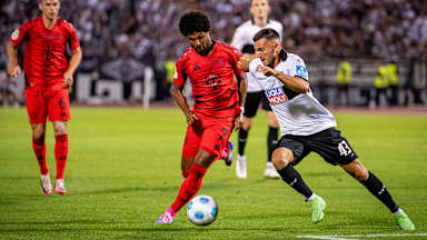 Serge Gnabry im Zweikampf mit einem Spieler des SSV Ulm