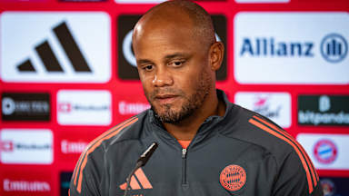 Vincent Kompany spricht im Pressetalk des FC Bayern vor dem Pokalspiel in Wiesbaden