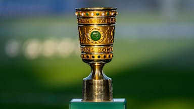 Trophäe des DFB-Pokals steht auf dem Rasen